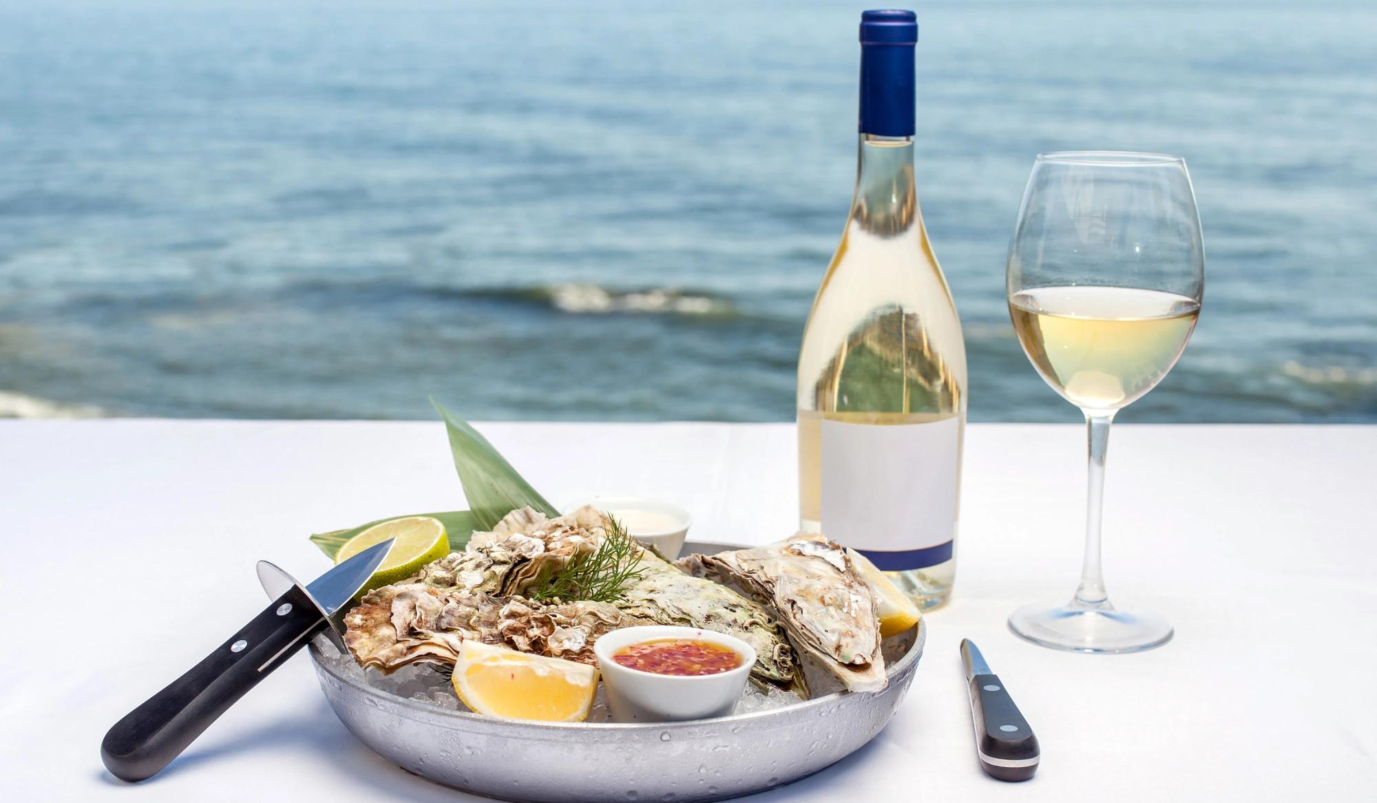 Vin blanc et plateau de fruits de mer au restaurant la Bella Vista dans le Cap Corse