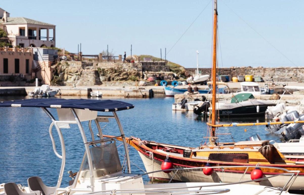 La vue sur le port de Centuri depuis le restaurant La Bella Vista