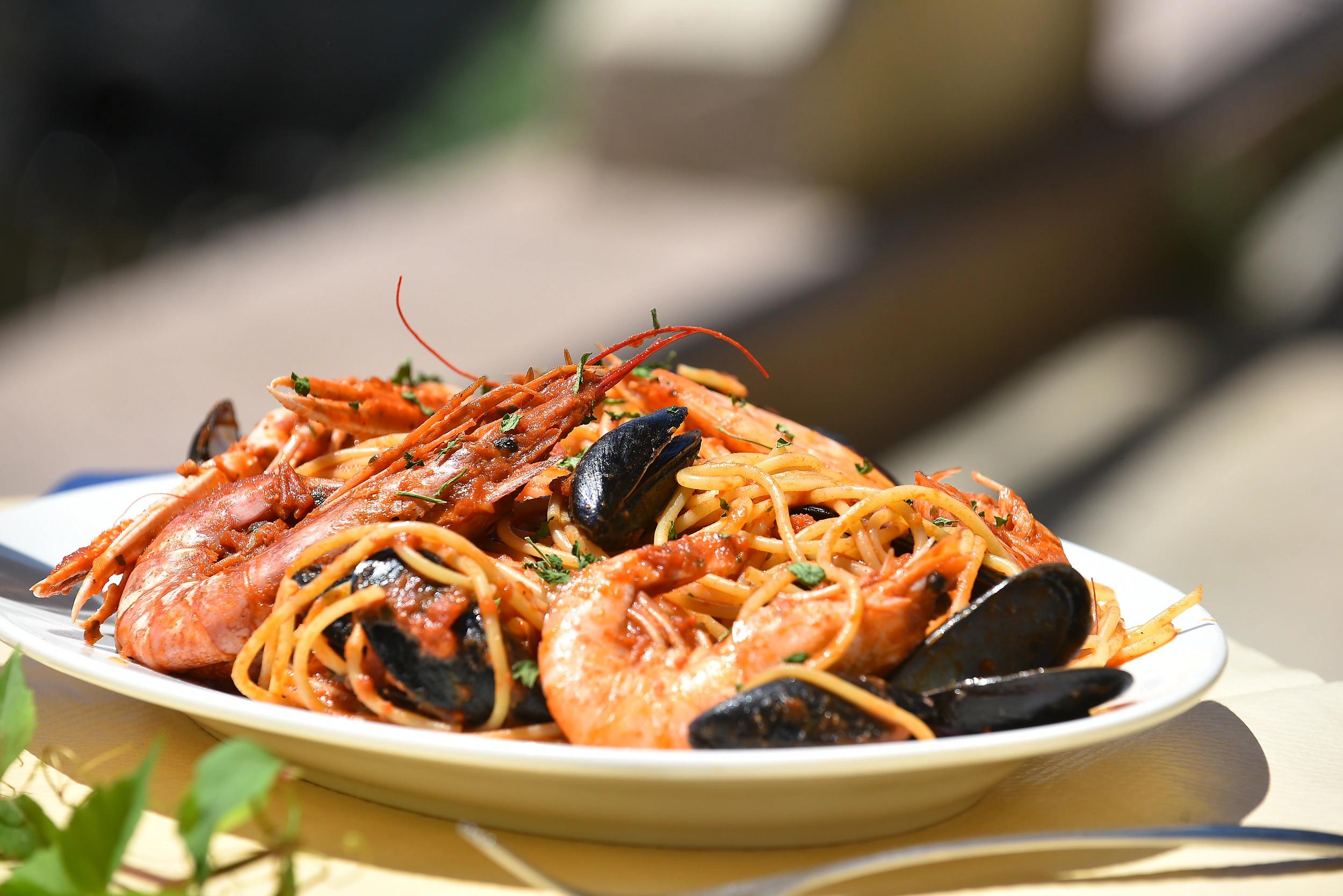 Délicieux plat de fruits de mer au restaurant La Bella Vista à Centuri